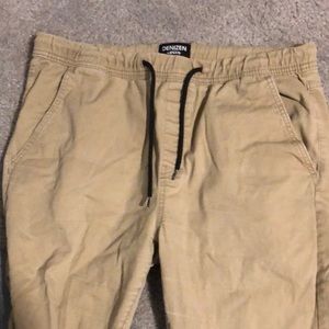 Denizen Levi’s khaki joggers. Size large